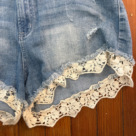 Lace short - Picture 2 of 4